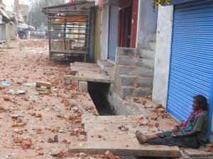 ब्लॉक नंबर 28 के मुहाने पर बैठी बिमल। 